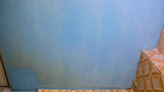 Cara Membersihkan Tembok Kamar Mandi Dengan Pembersih Porselen