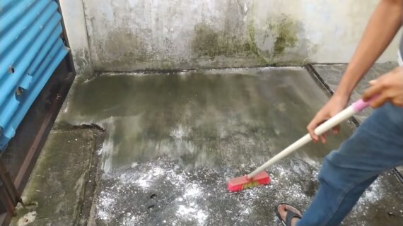 Cara Membersihkan Lantai Semen Berkerak, Berlumut Membandel