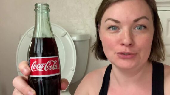 Cara Membersihkan Toilet Dengan Coke