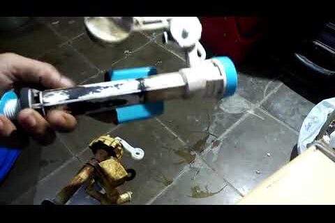 Memperbaiki Pelampung Kloset Duduk