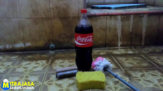 Membersikan Kerak Di Keramik Kamar Mandi Dengan Coca Cola