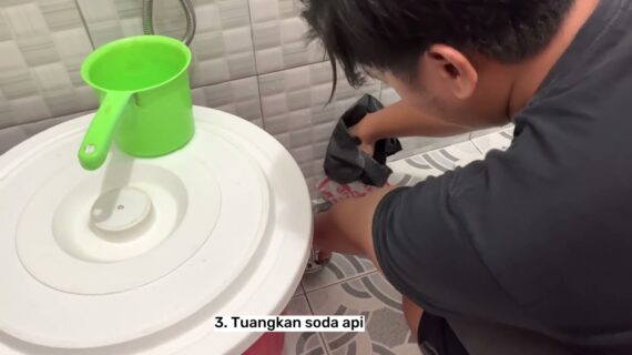 Cara mengatasi WC mampet pake Soda Api