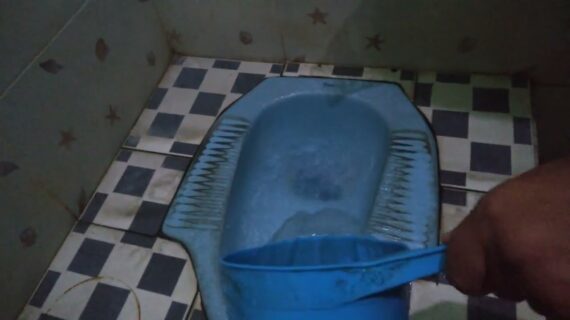 Cara cepat mengatasi Toilet mampet dengan hanya bermodalkan Botol air