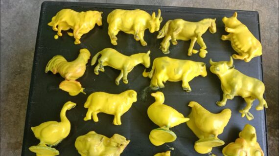 membersihkan mainan berlumpur sapi, kerbau, srigala, bebek, ayam,kuda, T-rex, kambing,mobil